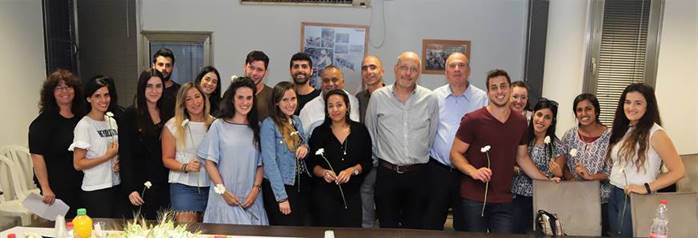 עמיר ריטוב ראש המועצה האזורית לב השרון, עמרי לוטן מנכל מפעל הפיס, ארז גרניט מנהל מלגות ומענקים והסטודנטים מקבלי המלגות.
