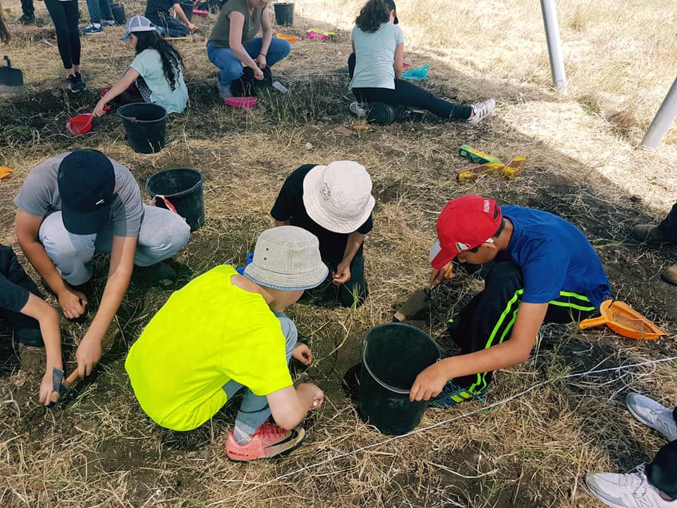 תלמידים מהמועצה האזורית לב השרון מצאו מטבע משנת 300 לספירה